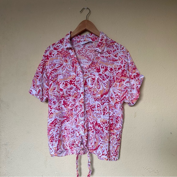 3/$20 Emily Daniels, pink and orange swirl pattern button down with front tie - Picture 8 of 9